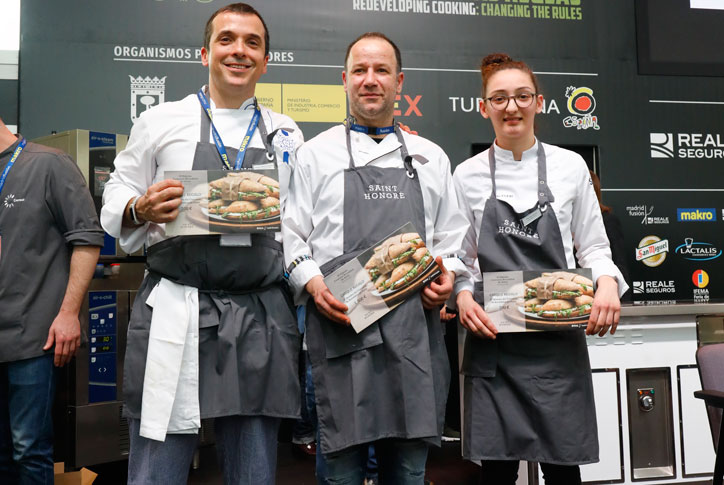 Frank Diaz a l'escenari de Madrid Fusión 2019, sostenint el seu diploma de guanyador del concurs d'entrepans d'autor
