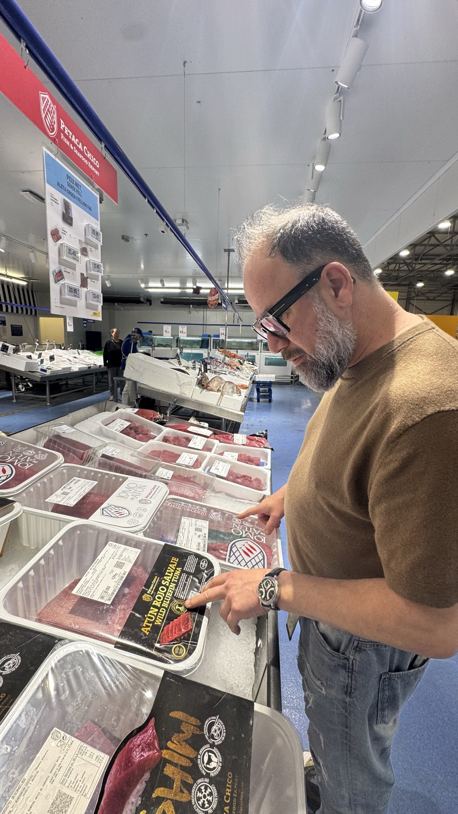 Frank inspeccionant tonyina vermella salvatge al mercat majorista de Mercabarna